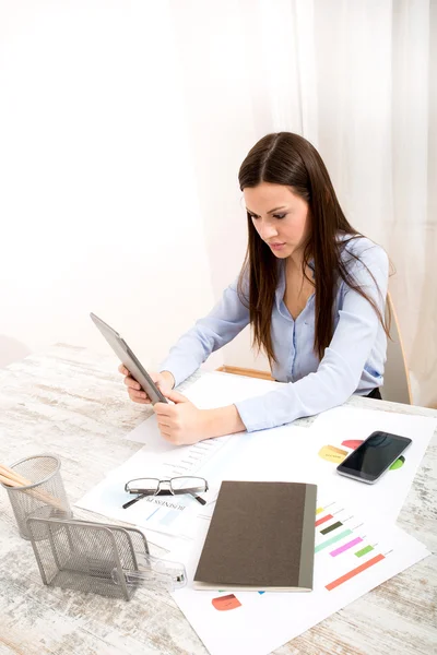 Trabajar en la oficina con la tableta — Foto de Stock