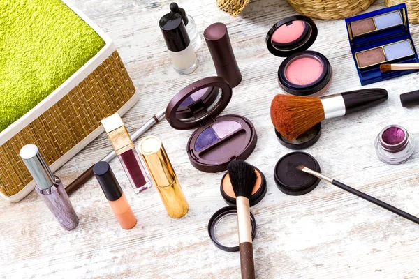 Make-up van objecten op houten achtergrond — Stockfoto