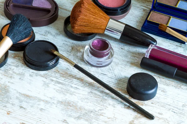 Make-up voorwerpen op een rustieke achtergrond — Stockfoto