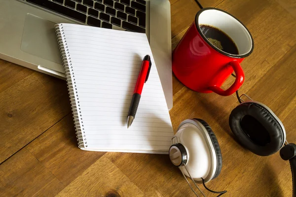 Werken met de laptop — Stockfoto