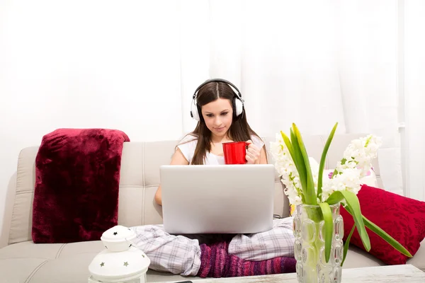 Escuchar música en casa — Foto de Stock