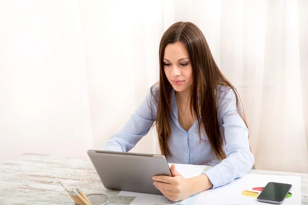 Trabajar en la oficina con la tableta — Foto de Stock