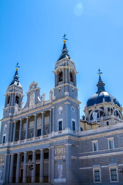 Kathedraal van saint mary het royal van la almudena — Stockfoto