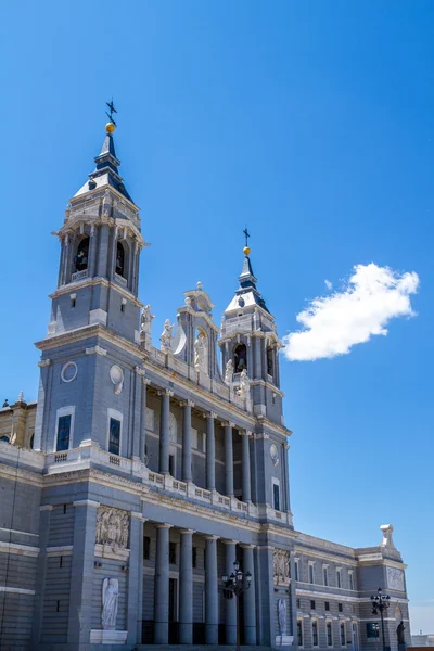 Saint Maria kunglig person av la almudena katedralen — Stockfoto