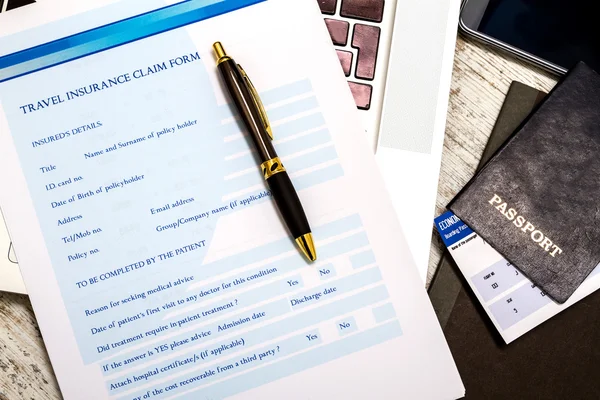 Filling a Travel insurance claim form — Stock Photo, Image