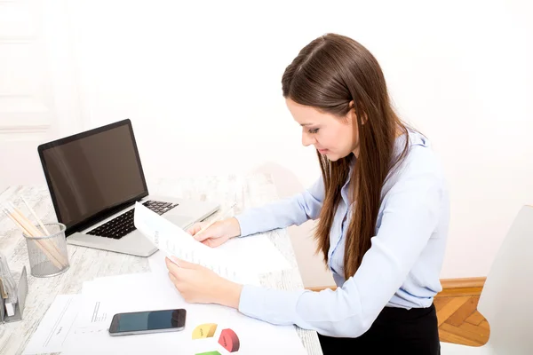 Werken bij het Bureau — Stockfoto