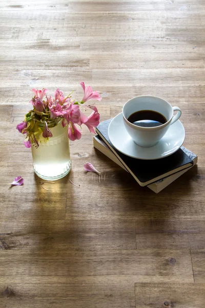 Leitura e beber café — Fotografia de Stock