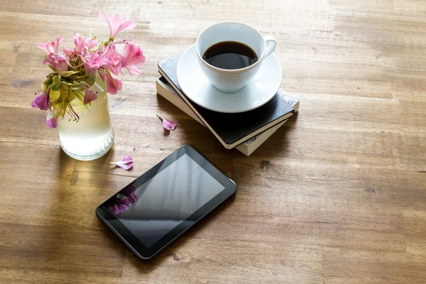 Lezen van en het drinken van koffie — Stockfoto