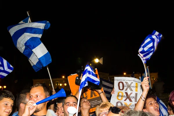 Célébrations en Grèce après les résultats du référendum Photo De Stock