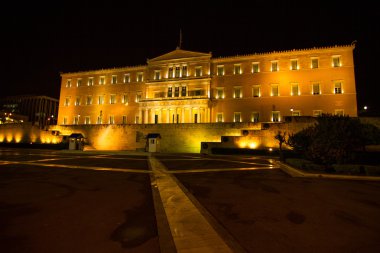 Yunanistan Parlamentosu gece görünümü 