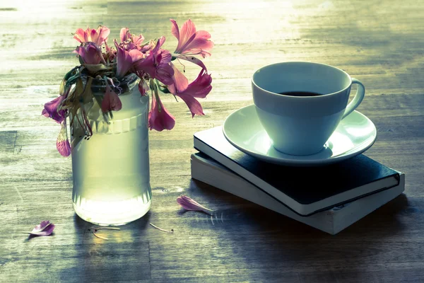 Reading  and drinking coffee — Stock Photo, Image