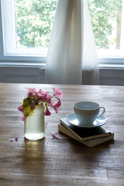 Leitura e beber café — Fotografia de Stock