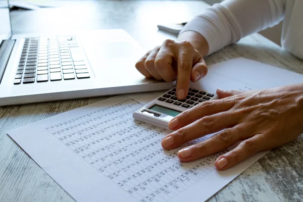 Haciendo algunos cálculos — Foto de Stock