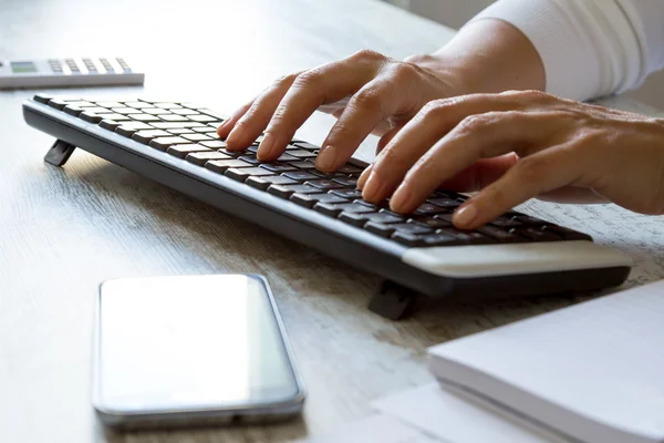 Te typen op de computer — Stockfoto