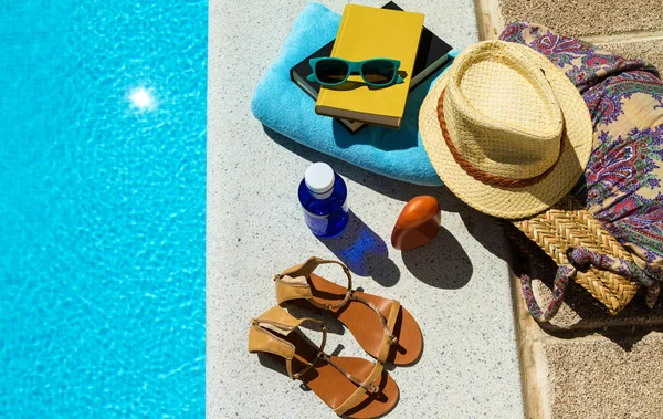 Relajarse en la piscina en verano — Foto de Stock