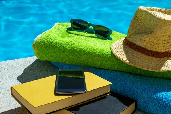 Relajarse en la piscina en verano — Foto de Stock