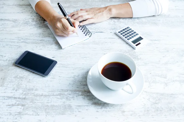 Prendere appunti e bere caffè — Foto Stock