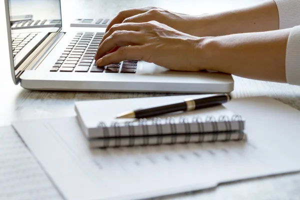 Typing on the computer — Stock Photo, Image