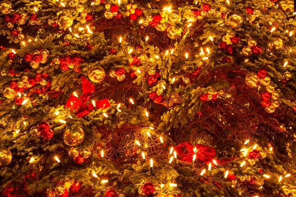 典型的な装飾とクリスマス ツリー — ストック写真