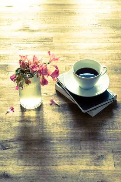 Leitura e beber café — Fotografia de Stock
