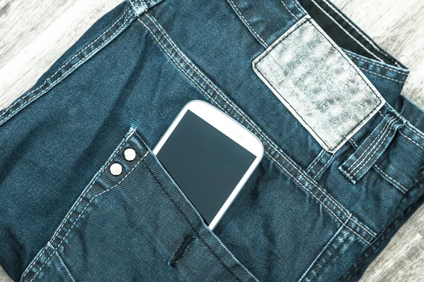 Jeans med mobiltelefon — Stockfoto