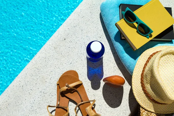 Relaxing in the swimming pool on summer — Stock Photo, Image