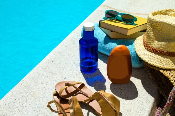 Relaxing in the swimming pool on summer — Stock Photo, Image