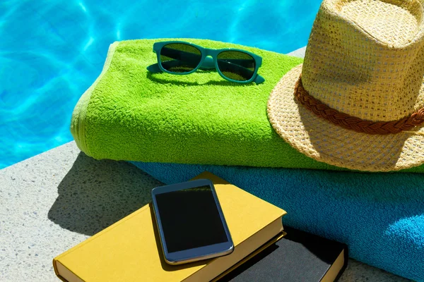 Relajarse en la piscina en verano — Foto de Stock