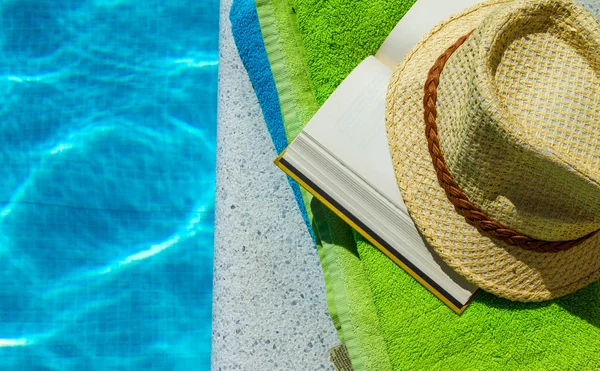 Lectura cerca de la piscina — Foto de Stock