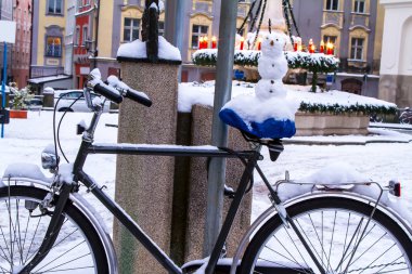 Passau Almanya'da ana Meydanı'nda bir bisiklet kardan adam
