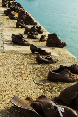 Tuna Nehri 'nde ayakkabılar