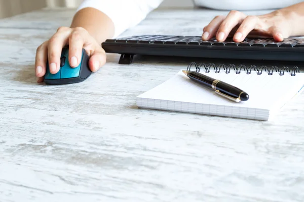 Tippen am Computer — Stockfoto