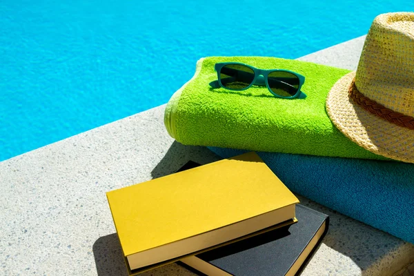 Relaxing in the swimming pool on summer — Stock Photo, Image