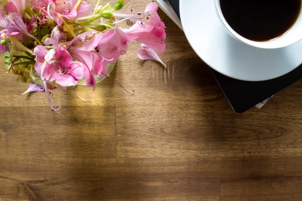 Lezen van en het drinken van koffie Stockafbeelding