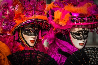 Venedik - 6 Şubat 2016: Renkli karnaval maskesi Venedik sokaklarında