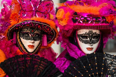 Venedik - 6 Şubat 2016: Renkli karnaval maskesi Venedik sokaklarında