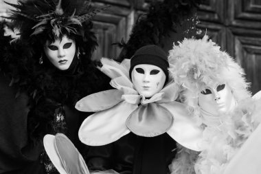 Venedik - 6 Şubat 2016: Karnaval maskesi Venedik sokaklarında