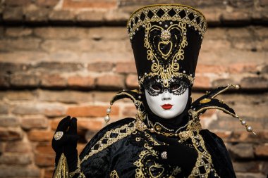 Venedik - 6 Şubat 2016: Renkli karnaval maskesi Venedik sokaklarında