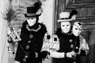 Venedik - 6 Şubat 2016: Karnaval maskesi Venedik sokaklarında