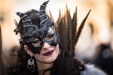 Venedik - 6 Şubat 2016: Renkli karnaval maskesi Venedik sokaklarında