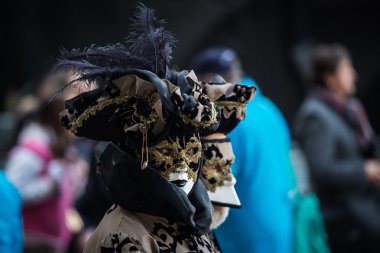 Venedik - 6 Şubat 2016: Renkli karnaval maskesi Venedik sokaklarında