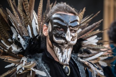 Venedik - 6 Şubat 2016: Renkli karnaval maskesi Venedik sokaklarında