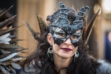 Venedik - 6 Şubat 2016: Renkli karnaval maskesi Venedik sokaklarında