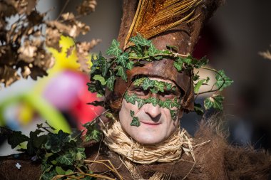 Venedik - 6 Şubat 2016: Renkli karnaval maskesi Venedik sokaklarında