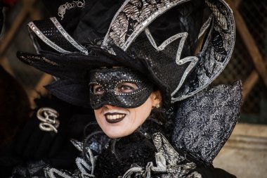 Venedik - 6 Şubat 2016: Renkli karnaval maskesi Venedik sokaklarında