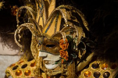 Venedik - 6 Şubat 2016: Renkli karnaval maskesi Venedik sokaklarında