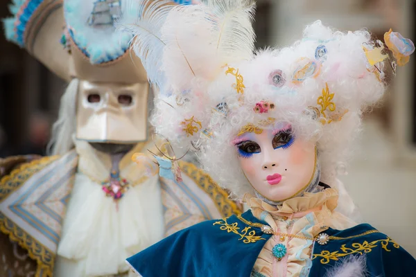 Venise - 6 février 2016 : Masque de carnaval coloré dans les rues de Venise — Photo