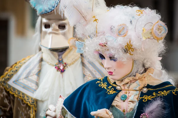 Venecia - 6 de febrero de 2016: Colorida máscara de carnaval por las calles de Venecia —  Fotos de Stock