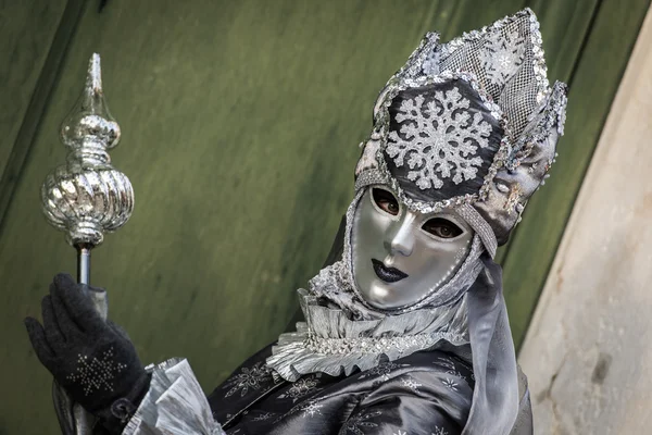 Venedig - 6 februari 2016: Färgglada Carnival mask genom gatorna i Venedig — Stockfoto