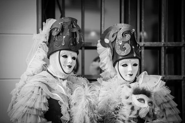 Wenecja - 6 lutego 2016: Karnawałowe maski uliczkami Wenecji — Zdjęcie stockowe